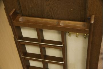 ワードローブを小さくリメイク!横幅を半分に、高さを内側の引き出し分低くリサイズ。ワントーン落ち着いた色に着色仕上げ。