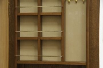ワードローブを小さくリメイク!横幅を半分に、高さを内側の引き出し分低くリサイズ。ワントーン落ち着いた色に着色仕上げ。