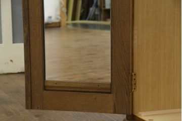 ワードローブを小さくリメイク!横幅を半分に、高さを内側の引き出し分低くリサイズ。ワントーン落ち着いた色に着色仕上げ。