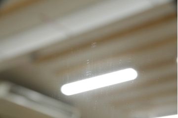 ワードローブを小さくリメイク!横幅を半分に、高さを内側の引き出し分低くリサイズ。ワントーン落ち着いた色に着色仕上げ。