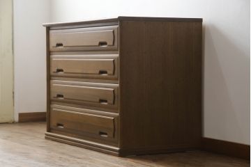 重ね箪笥を4つのチェストにリメイク!元の引き出しのセパレート部分を縦に分割。それぞれ天板、側面、台輪を付けて小さなチェストに。ワントーン落ち着いた色に着色仕上げ。