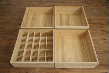 重ね箪笥を4つのチェストにリメイク!元の引き出しのセパレート部分を縦に分割。それぞれ天板、側面、台輪を付けて小さなチェストに。ワントーン落ち着いた色に着色仕上げ。