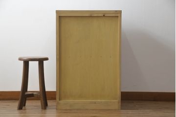 重ね箪笥を4つのチェストにリメイク!元の引き出しのセパレート部分を縦に分割。それぞれ天板、側面、台輪を付けて小さなチェストに。ワントーン落ち着いた色に着色仕上げ。