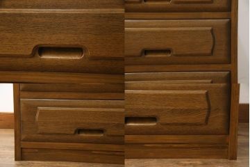 重ね箪笥を4つのチェストにリメイク!元の引き出しのセパレート部分を縦に分割。それぞれ天板、側面、台輪を付けて小さなチェストに。ワントーン落ち着いた色に着色仕上げ。