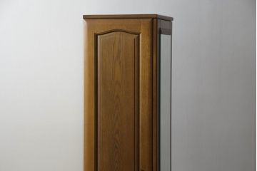 ワードローブを収納棚にリメイク!内側の鏡を外側に移設し、内部に可動式の棚を製作。下部に転倒防止の重りを設置。