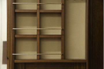 ワードローブを収納棚にリメイク!内側の鏡を外側に移設し、内部に可動式の棚を製作。下部に転倒防止の重りを設置。