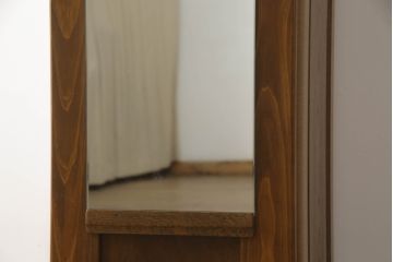 ワードローブを収納棚にリメイク!内側の鏡を外側に移設し、内部に可動式の棚を製作。下部に転倒防止の重りを設置。