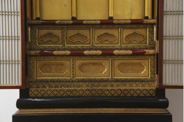 お仏壇をコンパクトにリメイク!上段は引き出し2段分を残しリサイズし、扉の組子に障子紙を貼り付け。下段は上段に合わせ、奥行きのみリサイズ。元の色味に合わせ、全体を着色して仕上げ。