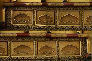 お仏壇をコンパクトにリメイク!上段は引き出し2段分を残しリサイズし、扉の組子に障子紙を貼り付け。下段は上段に合わせ、奥行きのみリサイズ。元の色味に合わせ、全体を着色して仕上げ。