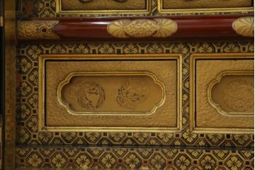 お仏壇をコンパクトにリメイク!上段は引き出し2段分を残しリサイズし、扉の組子に障子紙を貼り付け。下段は上段に合わせ、奥行きのみリサイズ。元の色味に合わせ、全体を着色して仕上げ。