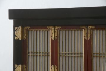 お仏壇をコンパクトにリメイク!上段は引き出し2段分を残しリサイズし、扉の組子に障子紙を貼り付け。下段は上段に合わせ、奥行きのみリサイズ。元の色味に合わせ、全体を着色して仕上げ。