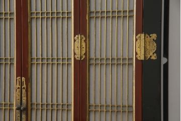 お仏壇をコンパクトにリメイク!上段は引き出し2段分を残しリサイズし、扉の組子に障子紙を貼り付け。下段は上段に合わせ、奥行きのみリサイズ。元の色味に合わせ、全体を着色して仕上げ。