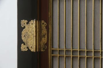 お仏壇をコンパクトにリメイク!上段は引き出し2段分を残しリサイズし、扉の組子に障子紙を貼り付け。下段は上段に合わせ、奥行きのみリサイズ。元の色味に合わせ、全体を着色して仕上げ。