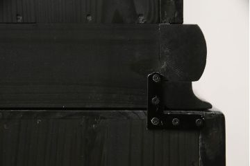 お仏壇をコンパクトにリメイク!上段は引き出し2段分を残しリサイズし、扉の組子に障子紙を貼り付け。下段は上段に合わせ、奥行きのみリサイズ。元の色味に合わせ、全体を着色して仕上げ。