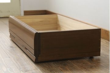 和箪笥をベッド下収納にリメイク!前面は引き出しの前板を使用し、高さ・幅をリサイズ。キャスターを取り付けて現状をベースに着色仕上げ。