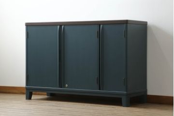 3段重ね箪笥をサイドボードとチェストにリメイク!上段は底板を補強し、可動式の棚を製作しサイドボードに。下段はチェストに。どちらも奥行きを小さくリサイズし、台座と脚を取り付けてネイビーとココアブラウンのツートーンにペイント仕上げ。