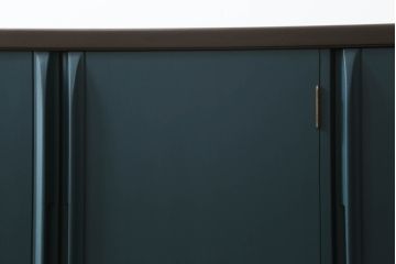3段重ね箪笥をサイドボードとチェストにリメイク!上段は底板を補強し、可動式の棚を製作しサイドボードに。下段はチェストに。どちらも奥行きを小さくリサイズし、台座と脚を取り付けてネイビーとココアブラウンのツートーンにペイント仕上げ。