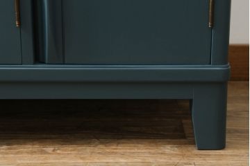 3段重ね箪笥をサイドボードとチェストにリメイク!上段は底板を補強し、可動式の棚を製作しサイドボードに。下段はチェストに。どちらも奥行きを小さくリサイズし、台座と脚を取り付けてネイビーとココアブラウンのツートーンにペイント仕上げ。