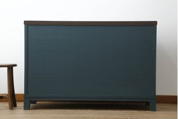 3段重ね箪笥をサイドボードとチェストにリメイク!上段は底板を補強し、可動式の棚を製作しサイドボードに。下段はチェストに。どちらも奥行きを小さくリサイズし、台座と脚を取り付けてネイビーとココアブラウンのツートーンにペイント仕上げ。