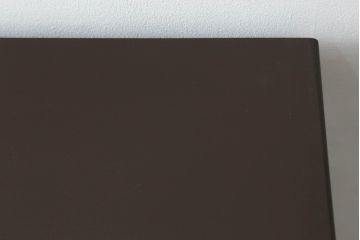3段重ね箪笥をサイドボードとチェストにリメイク!上段は底板を補強し、可動式の棚を製作しサイドボードに。下段はチェストに。どちらも奥行きを小さくリサイズし、台座と脚を取り付けてネイビーとココアブラウンのツートーンにペイント仕上げ。