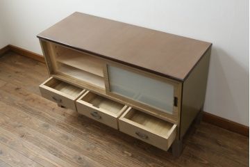 3段重ね桐箪笥をローボードと2段重ね箪笥にリメイク!ローボードは引き違い戸にガラスをはめ引手を取り付け、木製の脚を追加。内部の小引き出しを撤去し棚板を製作。中下段にはヒノキ無垢材の天板を設置。