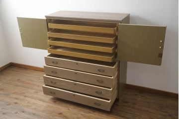 3段重ね桐箪笥をローボードと2段重ね箪笥にリメイク!ローボードは引き違い戸にガラスをはめ引手を取り付け、木製の脚を追加。内部の小引き出しを撤去し棚板を製作。中下段にはヒノキ無垢材の天板を設置。