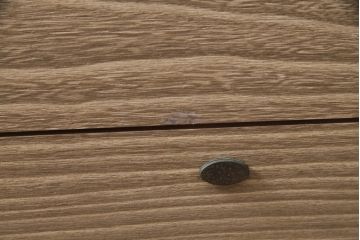 3段重ね桐箪笥をローボードと2段重ね箪笥にリメイク!ローボードは引き違い戸にガラスをはめ引手を取り付け、木製の脚を追加。内部の小引き出しを撤去し棚板を製作。中下段にはヒノキ無垢材の天板を設置。