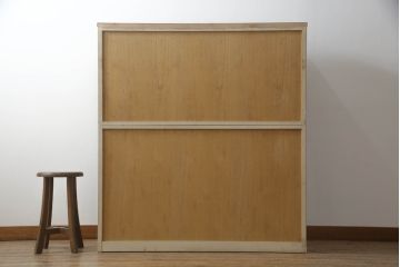 3段重ね桐箪笥をローボードと2段重ね箪笥にリメイク!ローボードは引き違い戸にガラスをはめ引手を取り付け、木製の脚を追加。内部の小引き出しを撤去し棚板を製作。中下段にはヒノキ無垢材の天板を設置。