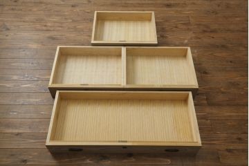 3段重ね桐箪笥の中段をサイドボードにリメイク!和の雰囲気はそのままに、脚をつけて使いやすく加工。