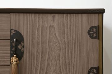 3段重ね桐箪笥の中段をサイドボードにリメイク!和の雰囲気はそのままに、脚をつけて使いやすく加工。