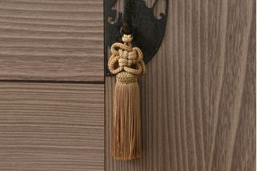 3段重ね桐箪笥の中段をサイドボードにリメイク!和の雰囲気はそのままに、脚をつけて使いやすく加工。