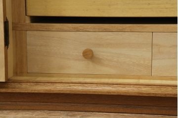 重ね箪笥の上段を低めの箪笥にリメイク!下段の台輪を移設し、ワントーン落ち着いた色に着色仕上げ。