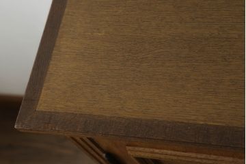 重ね箪笥の上段を低めの箪笥にリメイク!下段の台輪を移設し、ワントーン落ち着いた色に着色仕上げ。