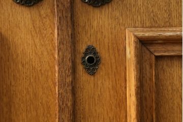 重ね箪笥の上段を低めの箪笥にリメイク!下段の台輪を移設し、ワントーン落ち着いた色に着色仕上げ。