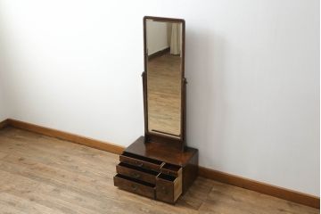 鏡台を綺麗に再生!高品質リペアを施し、取り外し可能な鏡を本体に固定。隙間や割れ、欠けがある部分は雰囲気を損なわないように補修。元の色合いをベースに仕上げ。