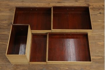 鏡台を綺麗に再生!高品質リペアを施し、取り外し可能な鏡を本体に固定。隙間や割れ、欠けがある部分は雰囲気を損なわないように補修。元の色合いをベースに仕上げ。