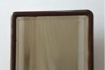 鏡台を綺麗に再生!高品質リペアを施し、取り外し可能な鏡を本体に固定。隙間や割れ、欠けがある部分は雰囲気を損なわないように補修。元の色合いをベースに仕上げ。