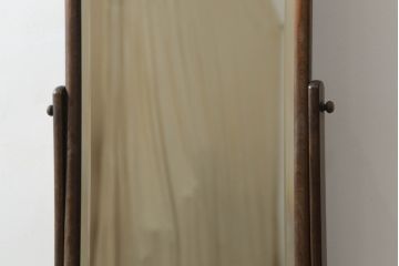 鏡台を綺麗に再生!高品質リペアを施し、取り外し可能な鏡を本体に固定。隙間や割れ、欠けがある部分は雰囲気を損なわないように補修。元の色合いをベースに仕上げ。