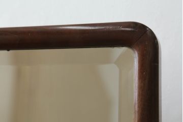 鏡台を綺麗に再生!高品質リペアを施し、取り外し可能な鏡を本体に固定。隙間や割れ、欠けがある部分は雰囲気を損なわないように補修。元の色合いをベースに仕上げ。