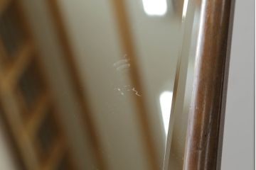 鏡台を綺麗に再生!高品質リペアを施し、取り外し可能な鏡を本体に固定。隙間や割れ、欠けがある部分は雰囲気を損なわないように補修。元の色合いをベースに仕上げ。