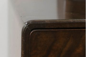 鏡台を綺麗に再生!高品質リペアを施し、取り外し可能な鏡を本体に固定。隙間や割れ、欠けがある部分は雰囲気を損なわないように補修。元の色合いをベースに仕上げ。