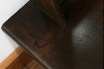 鏡台を綺麗に再生!高品質リペアを施し、取り外し可能な鏡を本体に固定。隙間や割れ、欠けがある部分は雰囲気を損なわないように補修。元の色合いをベースに仕上げ。
