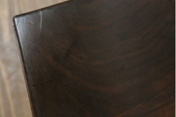 鏡台を綺麗に再生!高品質リペアを施し、取り外し可能な鏡を本体に固定。隙間や割れ、欠けがある部分は雰囲気を損なわないように補修。元の色合いをベースに仕上げ。