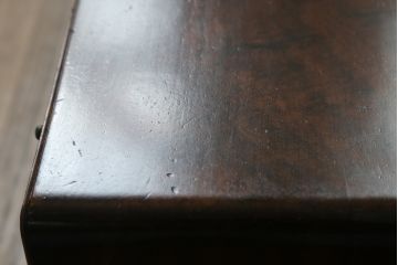 鏡台を綺麗に再生!高品質リペアを施し、取り外し可能な鏡を本体に固定。隙間や割れ、欠けがある部分は雰囲気を損なわないように補修。元の色合いをベースに仕上げ。