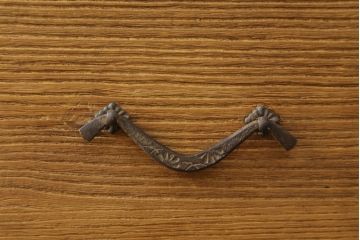 三段重ね桐箪笥をチェストにリメイク!中段は天板、下段は取っ手取り付け。木地色仕上げでナチュラルに。