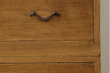 三段重ね桐箪笥をチェストにリメイク!中段は天板、下段は取っ手取り付け。木地色仕上げでナチュラルに。