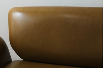ソファを綺麗に再生!高品質リペアを施し、革の色味に近い色の糸でほつれを縫って補修。革用ワックスで仕上げ。