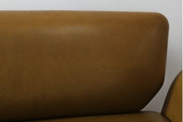 ソファを綺麗に再生!高品質リペアを施し、革の色味に近い色の糸でほつれを縫って補修。革用ワックスで仕上げ。