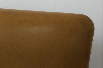 ソファを綺麗に再生!高品質リペアを施し、革の色味に近い色の糸でほつれを縫って補修。革用ワックスで仕上げ。