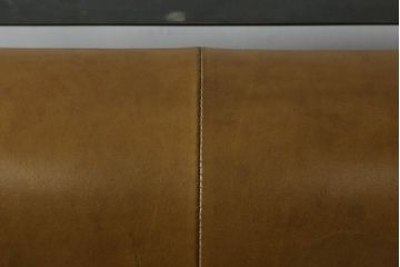 ソファを綺麗に再生!高品質リペアを施し、革の色味に近い色の糸でほつれを縫って補修。革用ワックスで仕上げ。